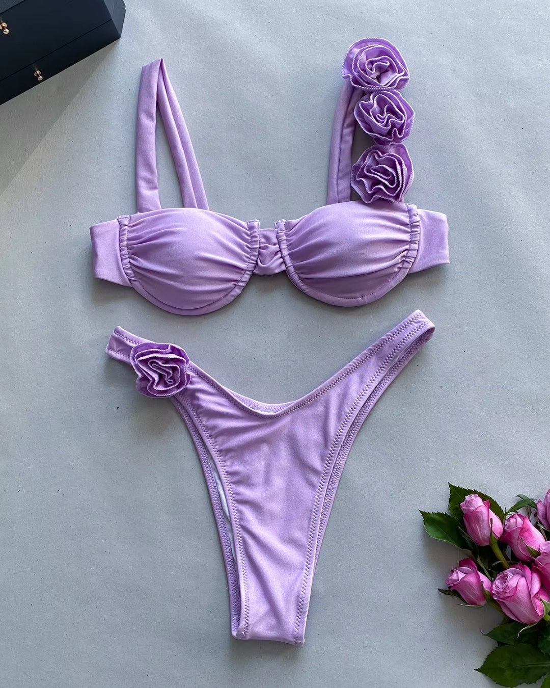 Biquíni Meia Taça Com Flores Aplicadas Elegante