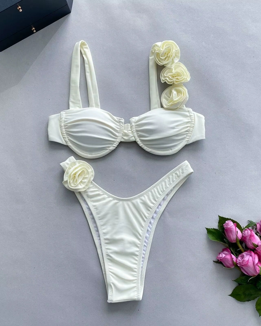 Biquíni Meia Taça Com Flores Aplicadas Elegante