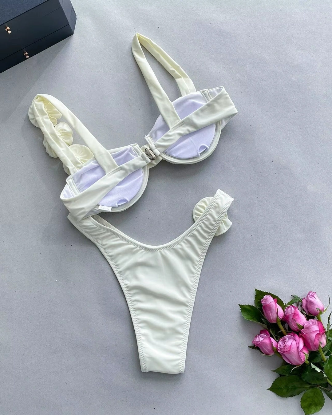 Biquíni Meia Taça Com Flores Aplicadas Elegante